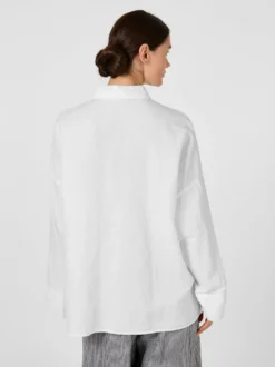 Damenbluse mit aufgesetzter Tasche