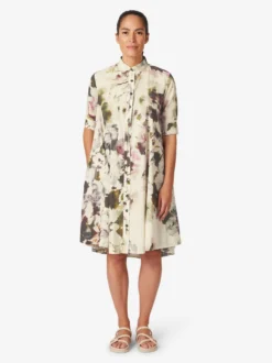 Damenkleid geknöpft