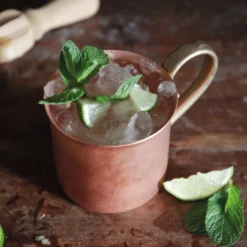Kupferbecher mit Messinggriff