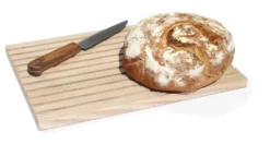 Schneidbrett mit Brotbeutel
