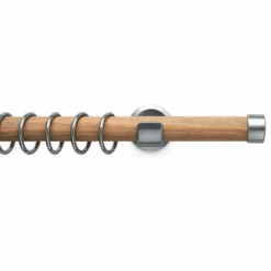 Vorhanggarnitur mit Holzstange